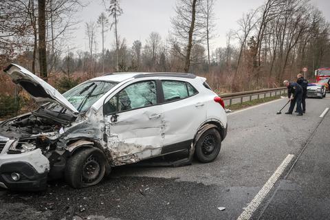 Feuerwehr Befreit 28-Jährigen Nach Unfall Auf B454 Aus Wagen